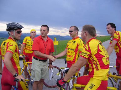 Rennleiter Alex Forstmayr gratuliert den Teilnehmern.