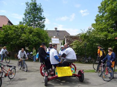 Die Polterer mit einem Sonderexemplar von einem Fahrrad.