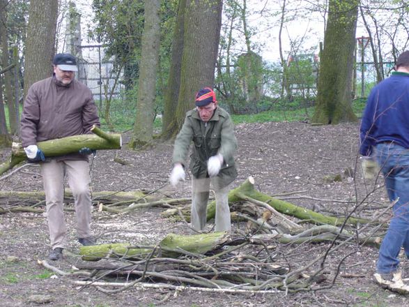Auch die ältesten Mitglieder Mayr Leo (79) und Jungwirth Werner (73) halfen kräftig mit.