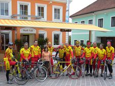 Gruppenfoto vor Cafe Illich Gruppenfoto vor Cafe Illich