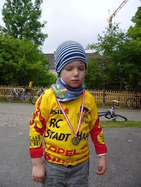 Der jüngste Teilnehmer in Vereinsdress