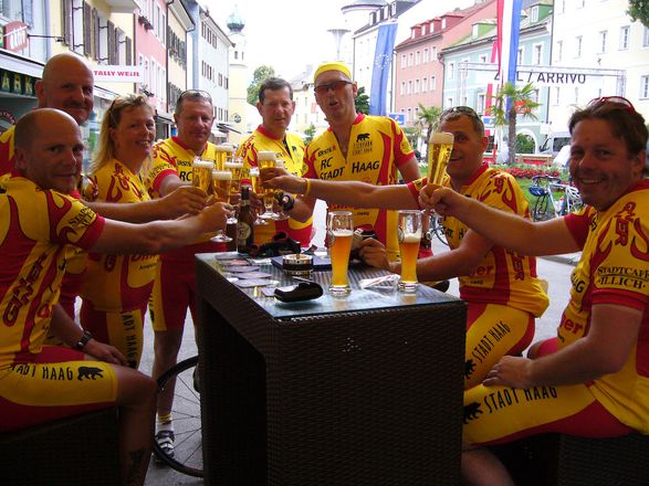 Ein Prost auf die gelungene Rundfahrt.